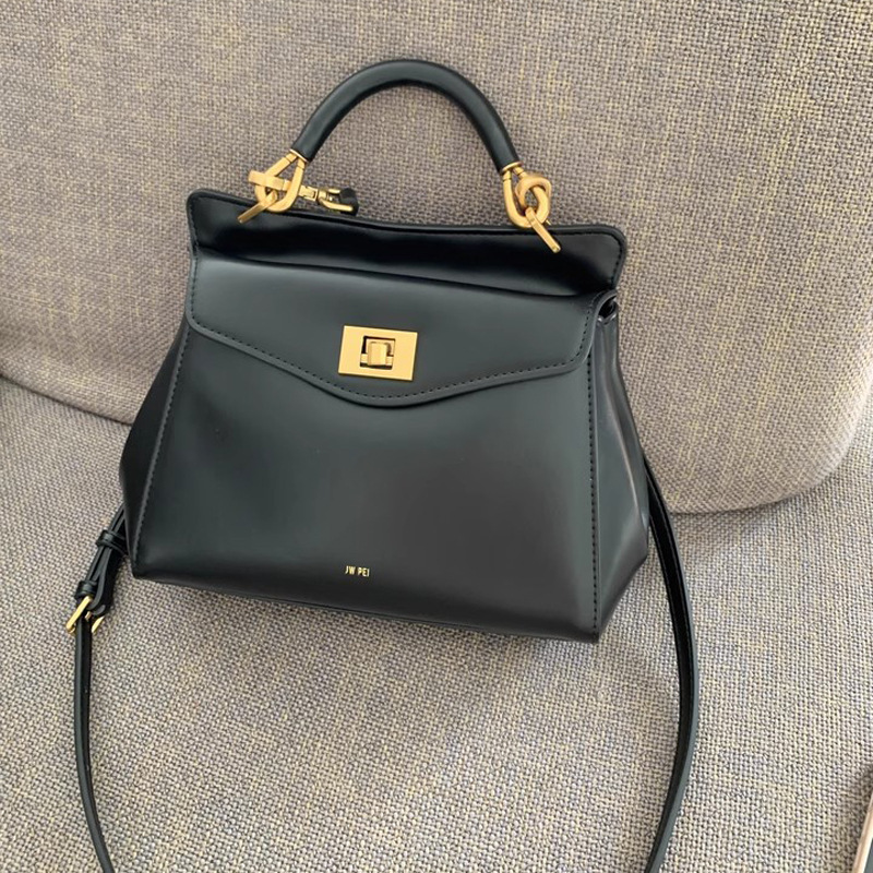 Luxury Bags That Are Affordable - JW PEI ピローバッグ、ロックバッグ、ショルダーバッグ、クロスボディバッグ、手頃な価格の高級品、ファッショナブル、通勤スタイル