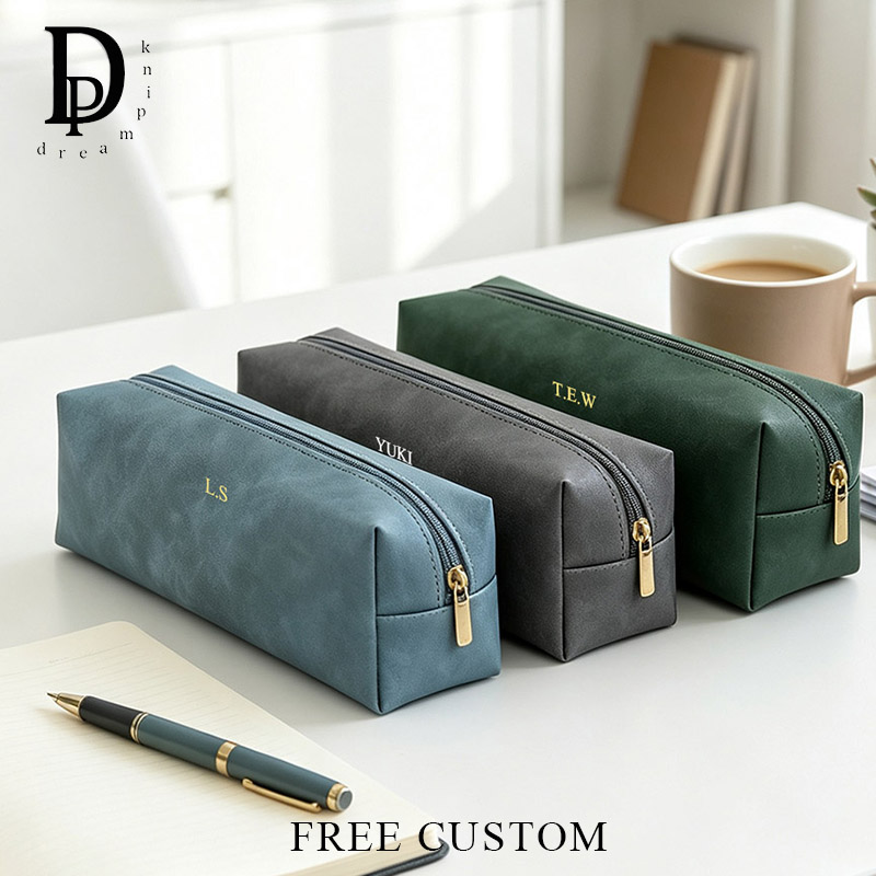 Luxury Bags In China Wholesale - ヴィンテージPUレザー カスタムイニシャル入りペンポーチ ジップ付き 高級感 シンプル 学生用コスメティックバッグ