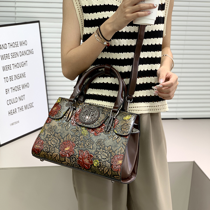 Luxury Bags That Are Vegan - ヴィンテージ花柄エンボス加工トートバッグ女性用高級3Dフラワートップハンドルハンドバッグエレガントビーガンレザーショルダークロスボディ財布