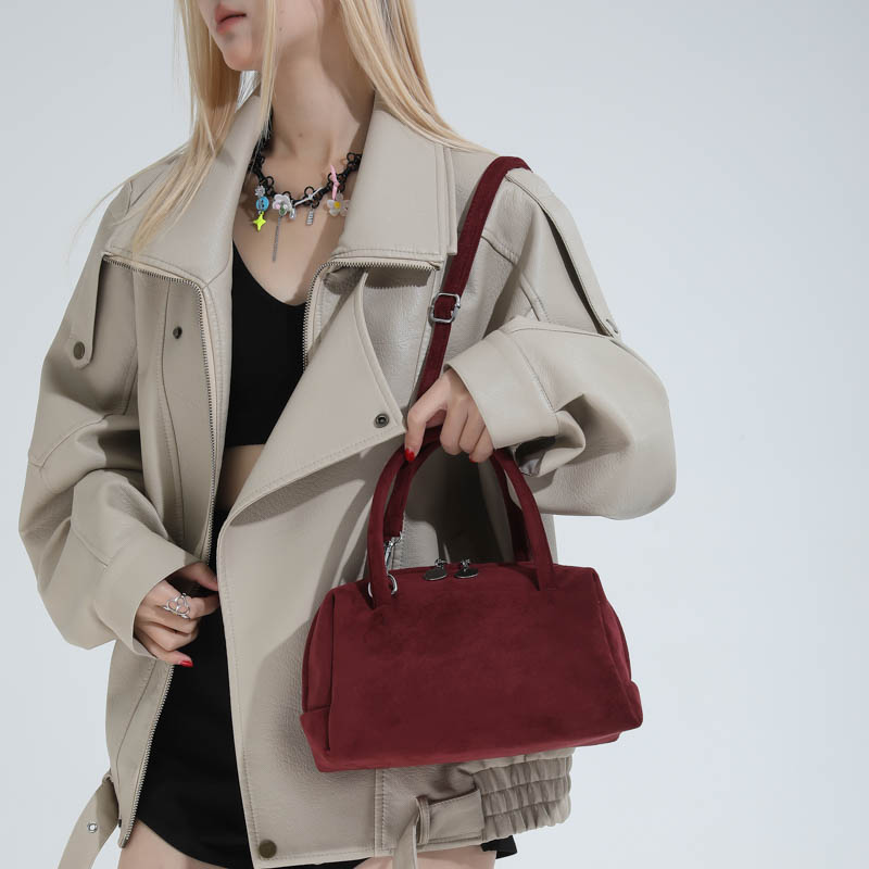 左側女性の小さなショルダーバッグ 2025 冬の新トレンド枕 - Luxury Bags Trend 2025 のレビューと価格