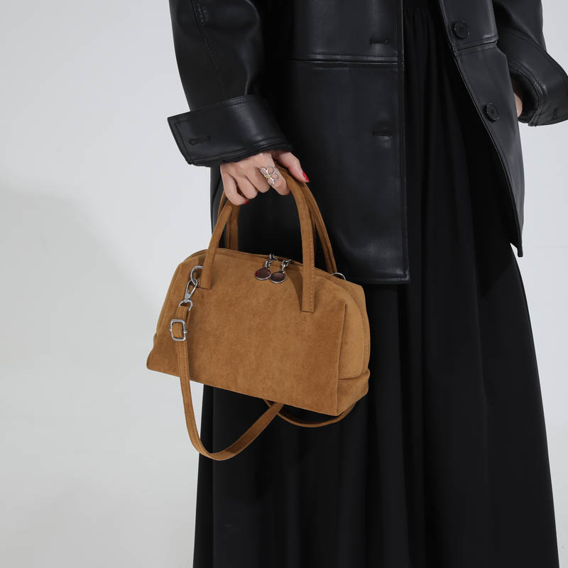 左側女性の小さなショルダーバッグ 2025 冬の新トレンド枕 - Luxury Bags Trend 2025 のレビューと価格
