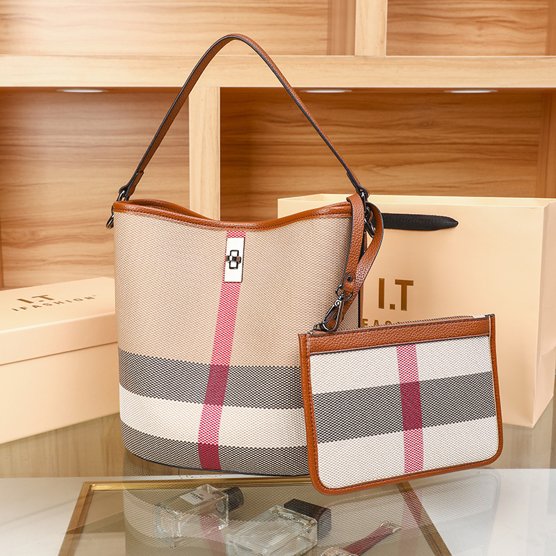 手頃な価格の高級婦人用ハンドバッグ、テクスチャードレザーのシ - Luxury Bags That Are Affordable のレビューと価格