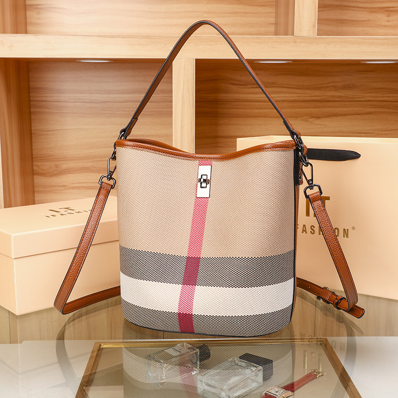 手頃な価格の高級婦人用ハンドバッグ、テクスチャードレザーのシ - Luxury Bags That Are Affordable のレビューと価格