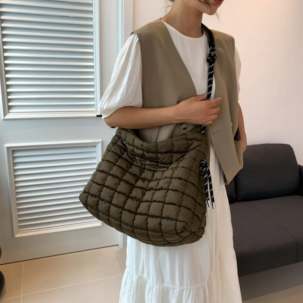 ビーガンダウンプリーツショルダーバッグ女性の高級ファッション - Luxury Bags That Are Vegan のレビューと価格
